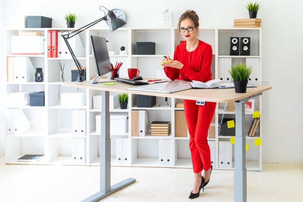Motorized standing desk